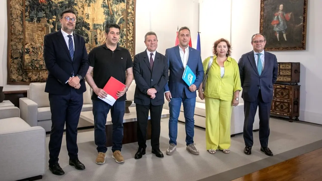 El presidente autonómico, Emiliano García-Page, recibe a los representantes de las organizaciones sindicales antes de la firma del Segundo Bloque del Acuerdo sobre la mejora del sistema educativo y las condiciones laborales del personal docente no universitario de Castilla-La Mancha