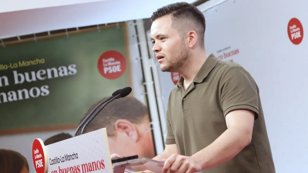 El diputada regional del PSOE de Castilla-La Mancha, Álvaro Toconar, durante la rueda de prensa que ha ofrecido en la sede de los socialistas en Toledo