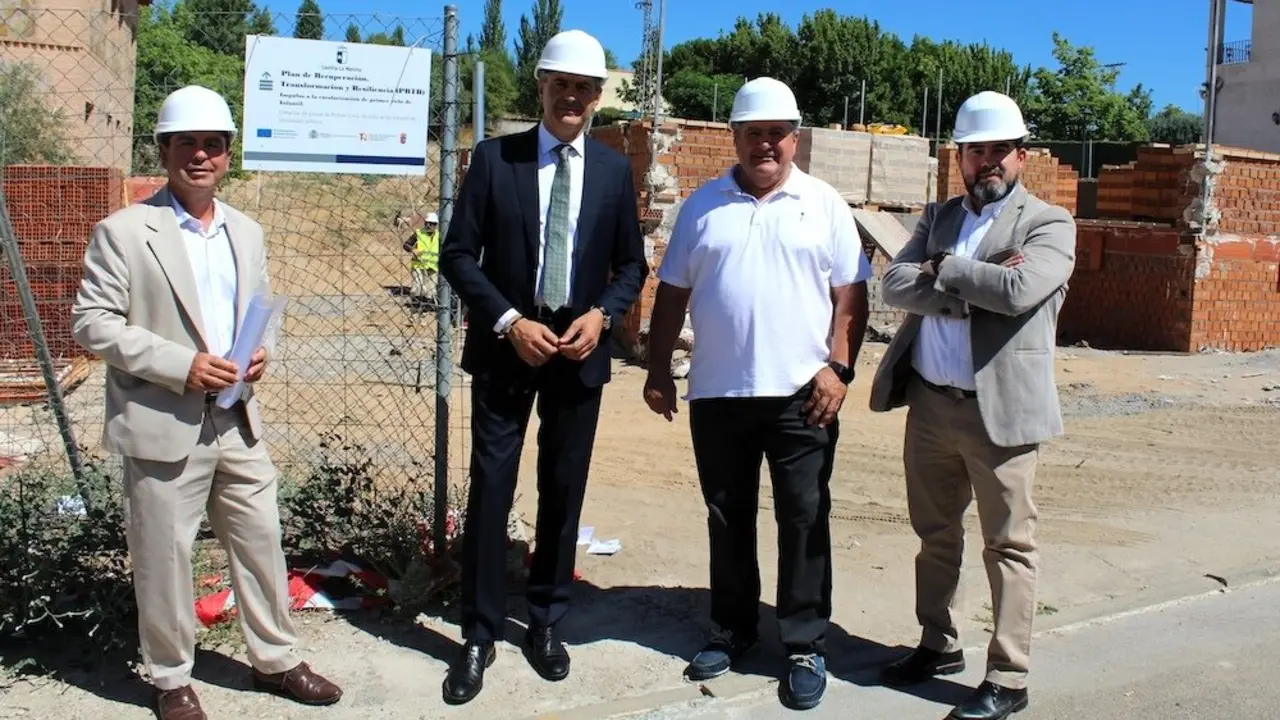 El delegado de la Junta en Toledo, Álvaro Gutiérrez, y el delegado provincial de Educación, Cultura y Deportes, José Gutiérrez, han visitado las obras de construcción de la nueva Escuela Infantil de Montearagón