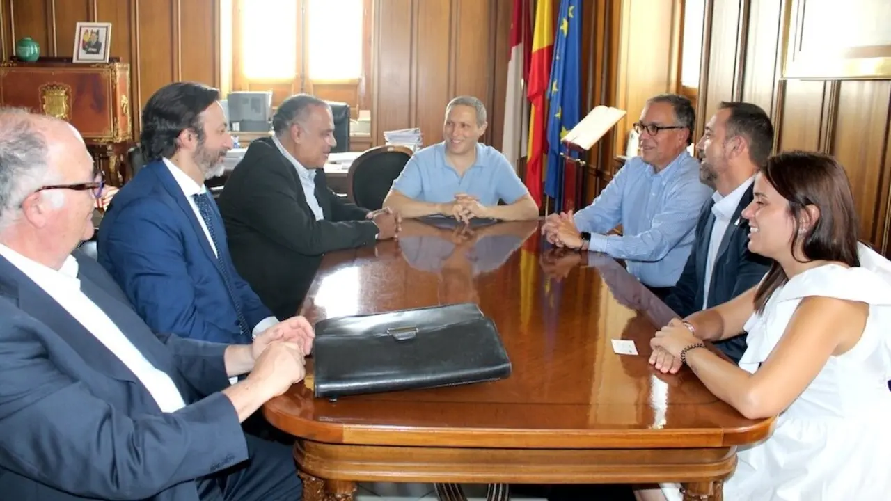 El presidente de la Diputación de Cuenca, Álvaro Martínez Chana, durante la reunión que ha mantenido con el equipo técnico del parque de aventuras de Toroverde