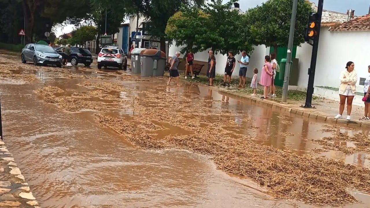 La rambla que cruza la pedanía albaceteña de Argamasón se ha desbordado este jueves por las fuertes lluvias y tormentas y ha inundado caminos y carreteras