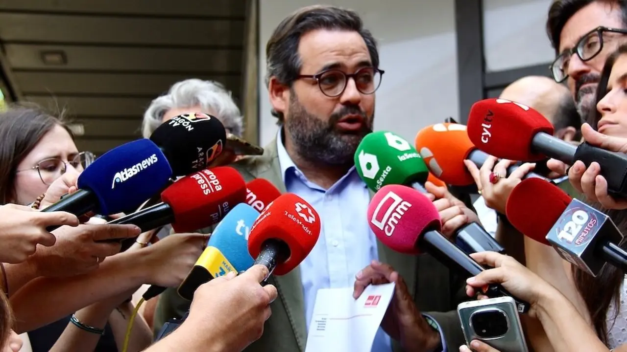 El presidente del PP de Castilla-La Mancha, Paco Núñez, atendiendo a los medios de comunicación este lunes antes de asistir al Comité Ejecutivo Nacional del partido