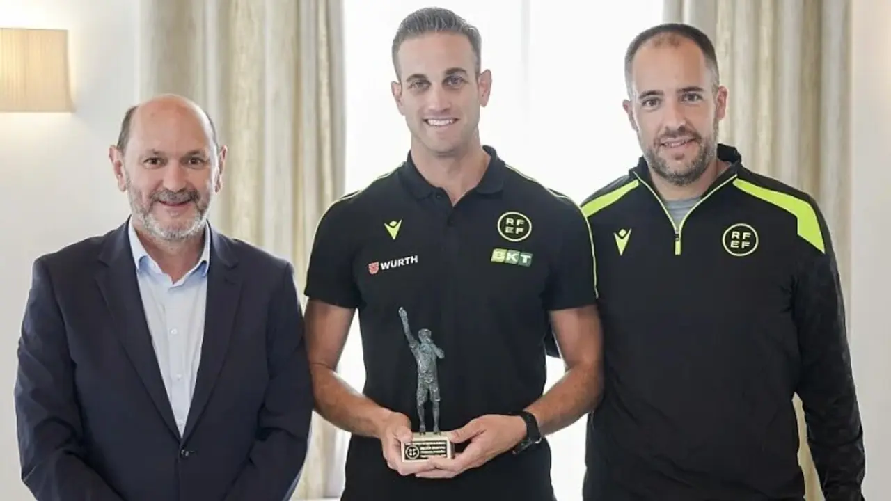 Javier Alberola Rojas recibe el premio Vicente Acevedo al mejor árbitro de Primera