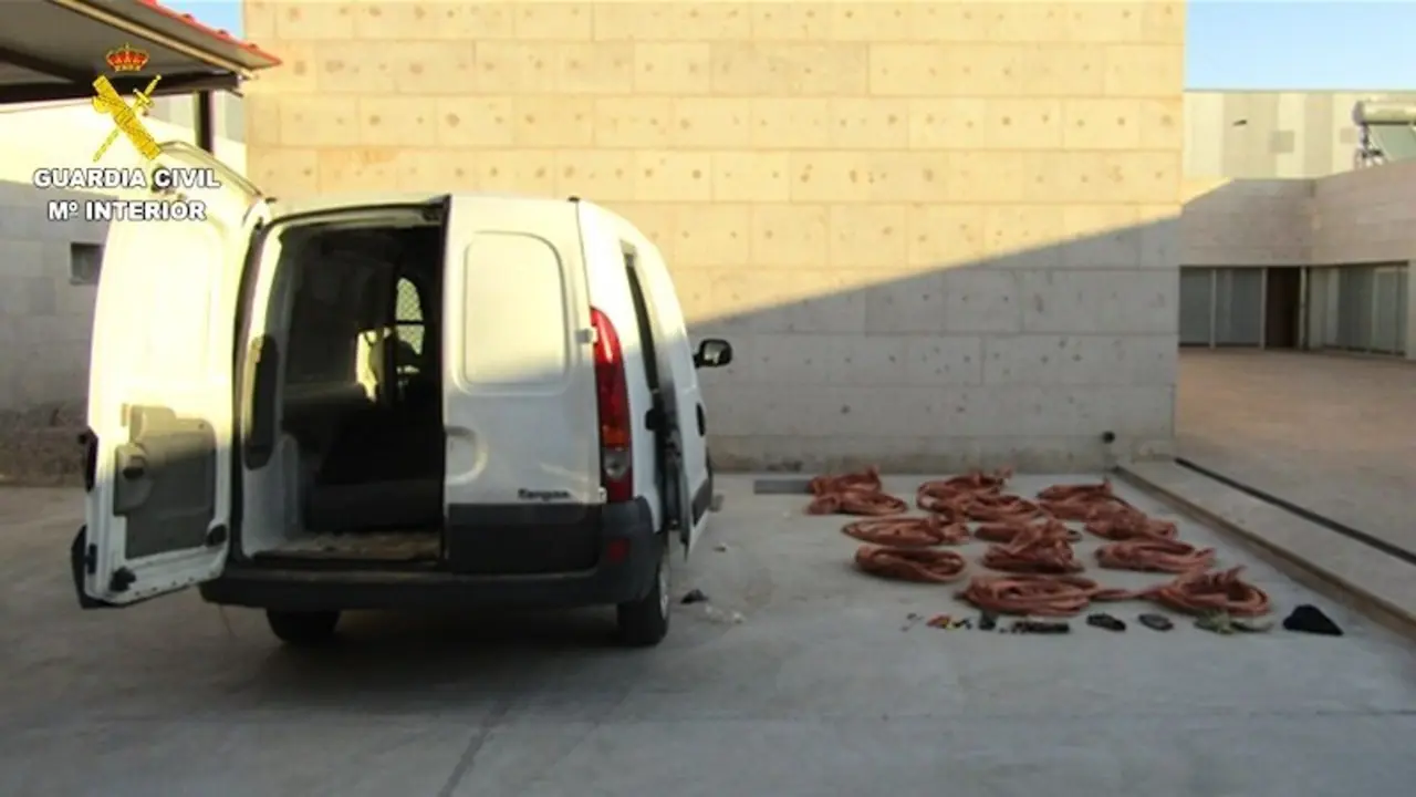 Dos detenidos por robos con fuerza y hurto de cableado en una estación de servicio de Puerto Lápice (Ciudad Real)