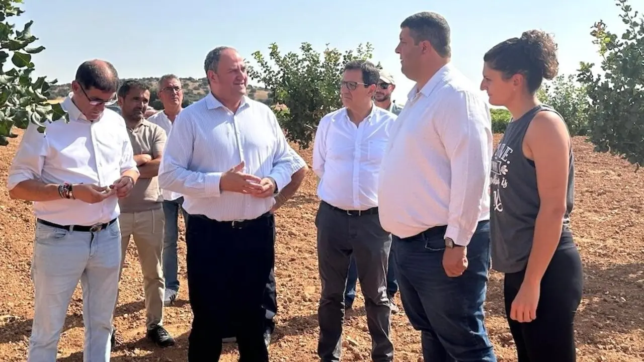 El consejero de Agricultura, Ganadería y Desarrollo Rural, Julián Martínez Lizán, durante la visita a la explotación de Cristina Moreno en Villacañas (Toledo), una de las personas jóvenes que se han incorporado al sector agrario a través de las ayudas del Ejecutivo autonómico