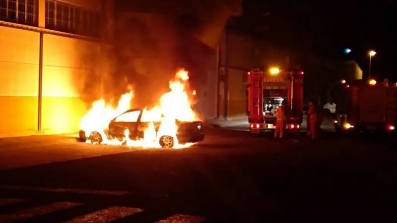 Imagen de archivo de bomberos trabajando en la extinción de un coche incendiado