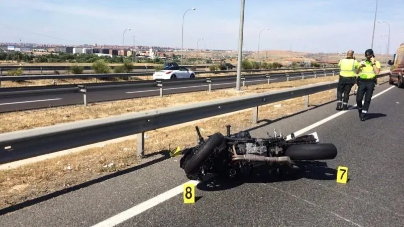 Imagen de archivo de un accidente de tráfico en carretera con una motocicleta implicada