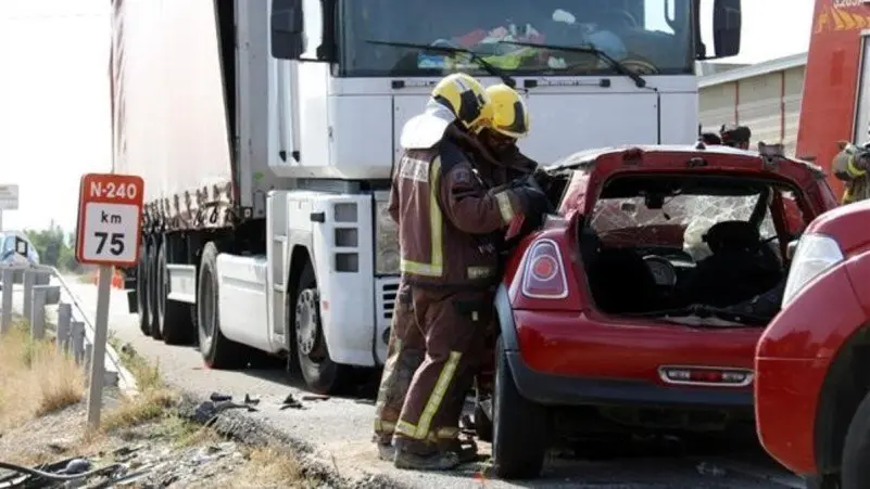 Imagen de archivo de un accidente de tráfico con un camión y un todoterreno implicados