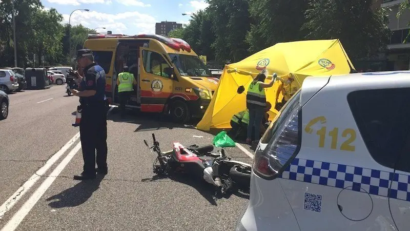 Muere un motorista de 24 años tras colisionar contra un vehículo en la vía pública