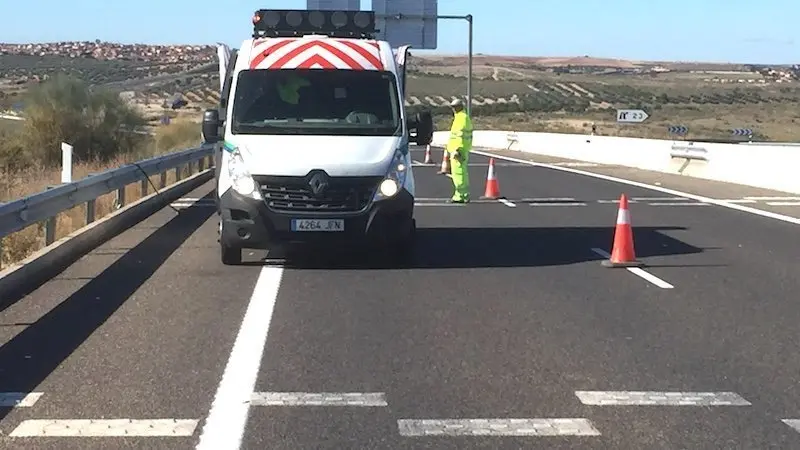 Fomento destina 350.000 euros para renovar la señalización horizontal de carreteras