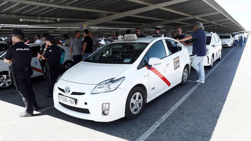 El taxi anuncia huelga indefinida y las protestas se extienden a más ciudades