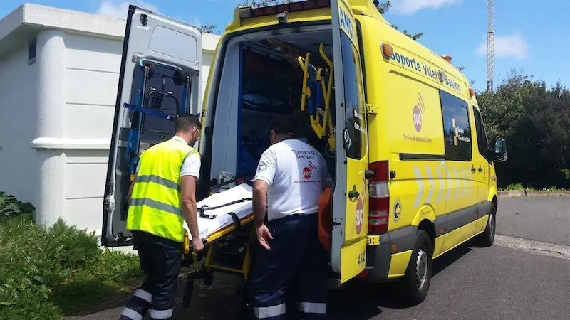 Muere un ciclista al chocar contra un turismo en una carretera secundaria, accidente, ambulancia, urgencias, emergencias, colisión, tráfico, choque,