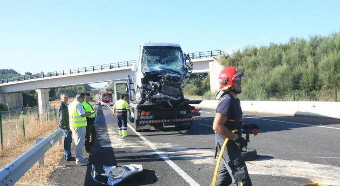 Muere una persona y 15 resultan heridas en un accidente entre un turismo y un autobús - TOÑO PARGA (EL PROGRESO)
