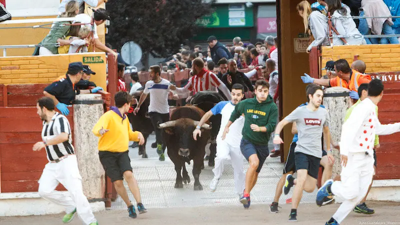 Tres heridos en el cuarto encierro de Guadalajara y siete atendidos en toros fuego