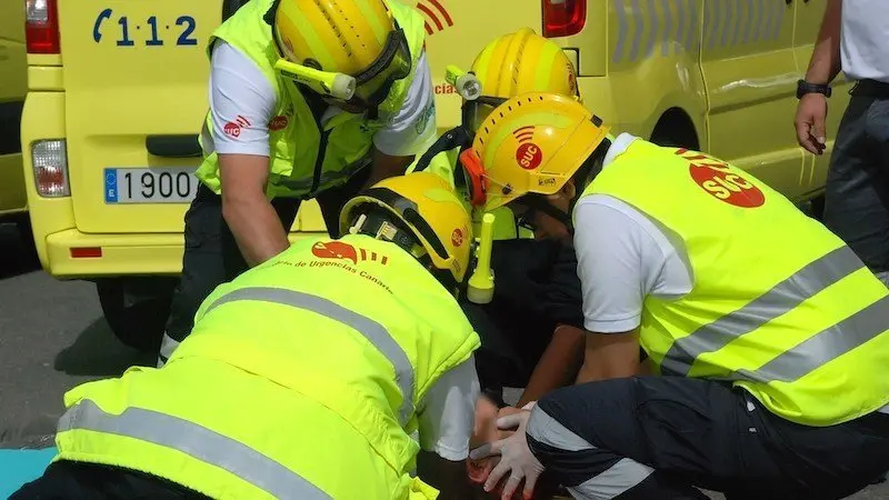 Un muerto y una herida grave tras salirse de la vía el vehículo en el que viajaban, accidente, tráfico, ambulancia, emergencias,