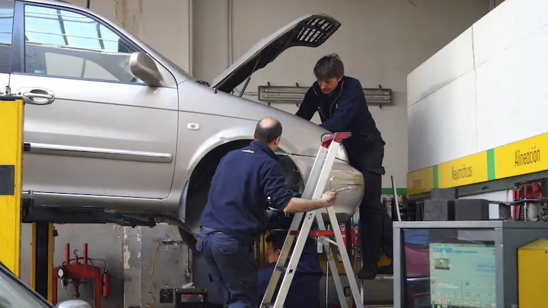 La muerte de los talleres mecánicos con el coche eléctrico: la factura caerá más de un 40% - EL ESPAÑOL