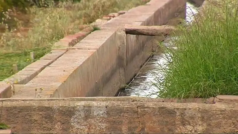 Hallan en extrañas circunstancias el cadáver de una mujer en el interior de una acequia