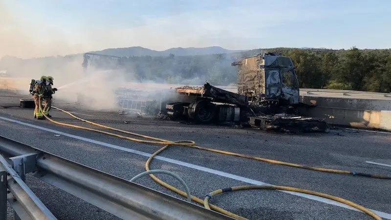 Muere el conductor de un camión tras salirse de la carretera y salir ardiendo