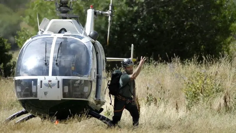 Imagen de archivo de un helicóptero de rescate de la Guardia Civil junto a un agente