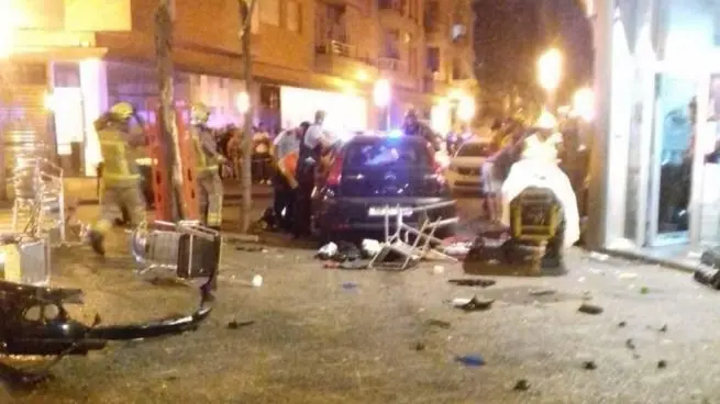 Un niña en estado crítico y 9 heridos tras ser arrollados cuando estaban en una terraza