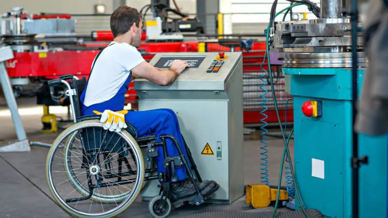 Los trabajadores con discapacidad cobran un 17 % menos de sueldo que el resto