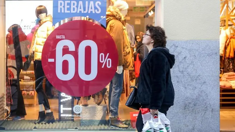 El Gobierno prohíbe las rebajas en las tiendas físicas para evitar aglomeraciones