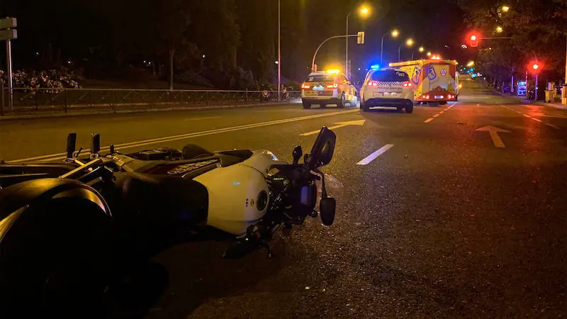 Muere un hombre tras impactar contra un semáforo la moto que iba conduciendo