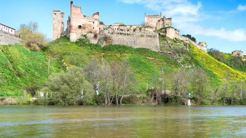 En la imagen de archivo el castillo de Escalona y el río Alberche a su paso por la localidad toledana