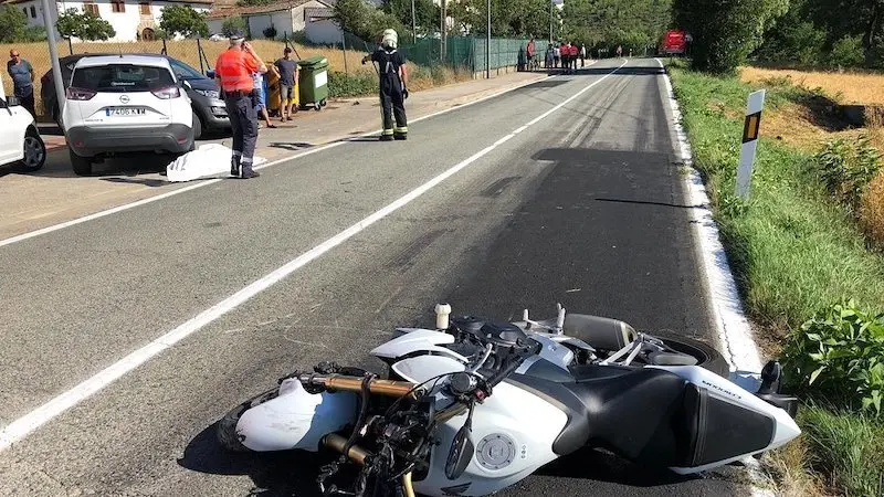 Fallece un motorista al salirse de la vía y chocar contra un vehículo estacionado