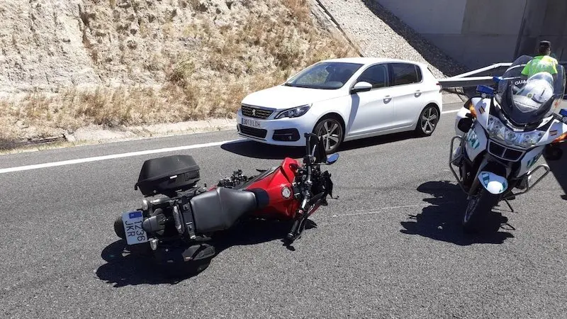 Muere un hombre al chocar la motocicleta que conducía con otra en una carretera