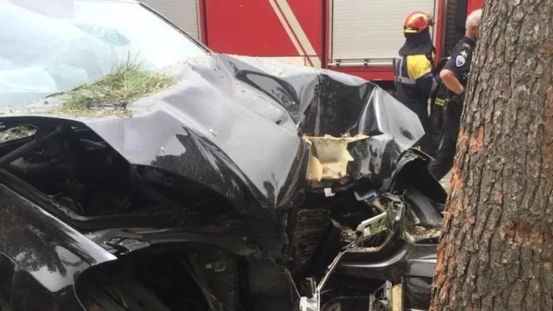 Dos personas heridas tras colisionar su coche contra un árbol en Ciudad Real