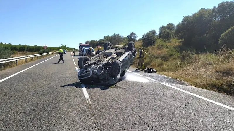 Muere un hombre al salirse de la vía su coche y volcar: No llevaba puesto el cinturón