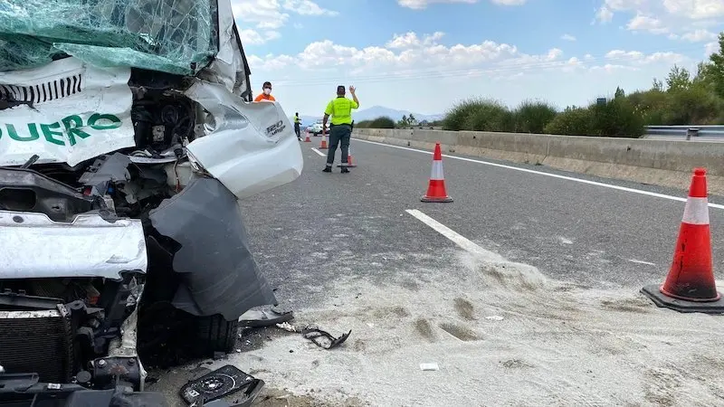 Muere un hombre tras chocar la furgoneta que conducía contra un camión en la A-1