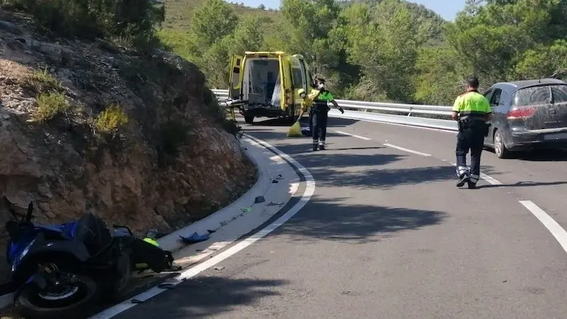 Muere un joven de 19 años al chocar la moto que conducía con un coche en carretera