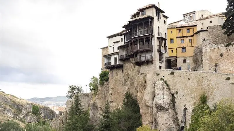 Esplendor abstracto en el nuevo interior de las icónicas Casas Colgadas de Cuenca