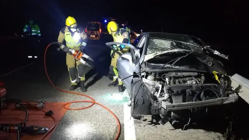 Muere un conductor tras la colisión frontal de dos coches en la CM-220 en Cuenca