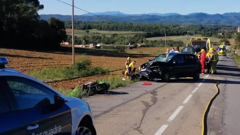 Muere un motorista tras chocar frontalmente con un coche en una carretera secundaria