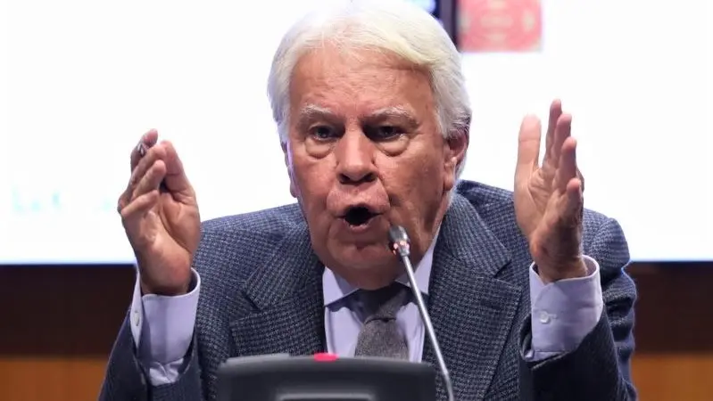 El expresidente del Gobierno, Felipe González, denuncia que el Gobierno pacte con los que quieren "desguazar" España