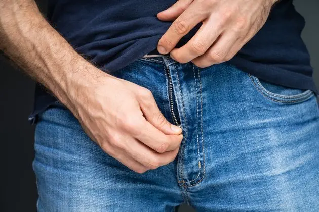 Una investigadora alerta del efecto a largo plazo que causa el coronavirus en los hombres, disfunción eréctil, bragueta, pene, masturbación, sexo, violación