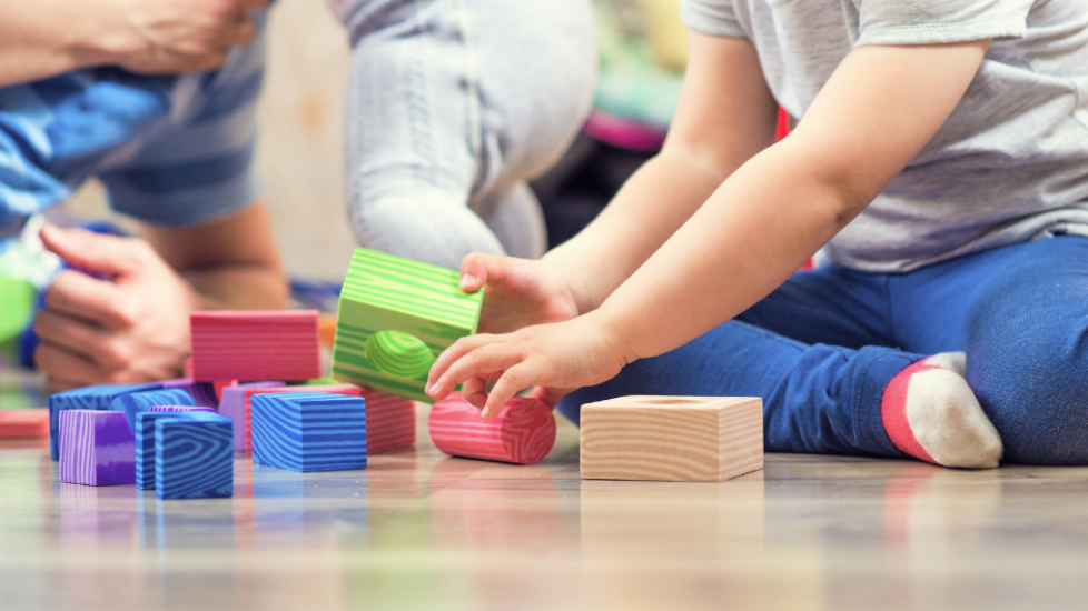 948 menores y 650 madres y padres han utilizado los Puntos de Encuentro Familiar de Castilla-La Mancha, infancia, niños, acogida, jugando, juguete, centros de infancia, escuela infantil, guardería, violencia infantil,&nbsp;