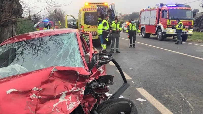 Muere un joven de 24 años y un herido grave en un choque frontal entre vehículos, accidente, colisión