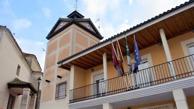 Piden inhabilitar a 6 exediles del Ayuntamiento de Ontígola (Toledo) por fijar 1 euro de sueldo a la alcaldesa