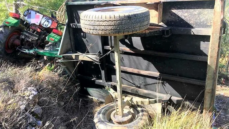 Muere un hombre tras quedar atrapado al volcar su tractor en una pedanía de Yeste (Albacete)