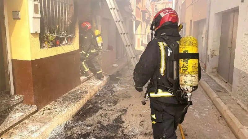 Fallece un hombre tras verse atrapado entre las llamas del incendio de su vivienda, bomberos, fuego