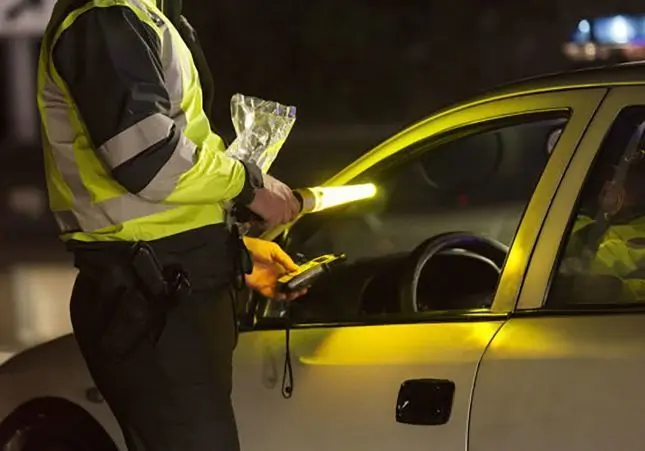 Un conductor se salta el toque de queda y da positivo en todas las drogas detectables, suceso, control, tráfico, alcohol