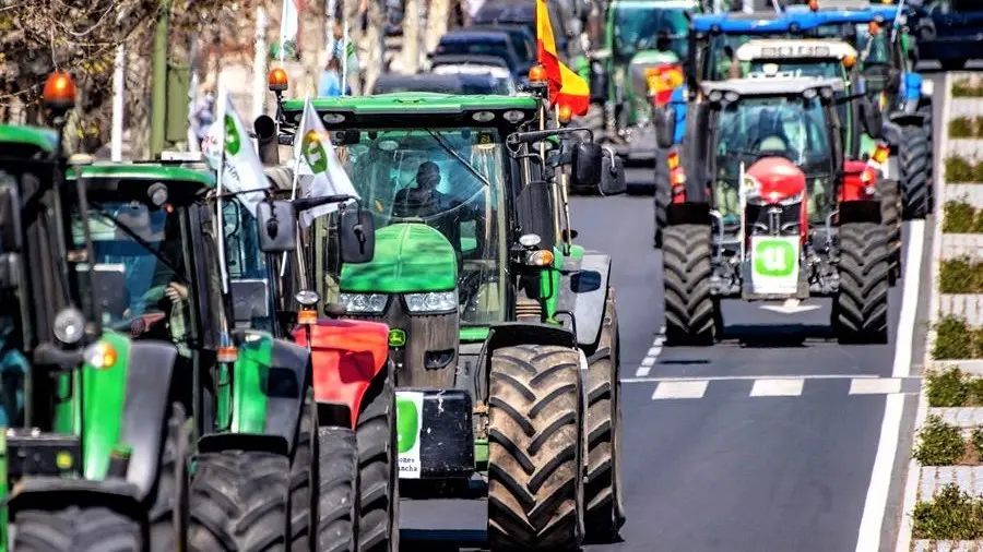 Tractores y coches recorren Toledo para pedir ayudas por los daños de 'Filomena' - EFE/Ismael Herrero