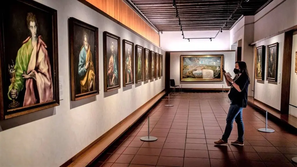 La conservadora del Museo del Greco, Pilar Rubiales (d), toma imágenes de varias obras de El Greco en el Museo, este miércoles, en Toledo - EFE/Ismael Herrero