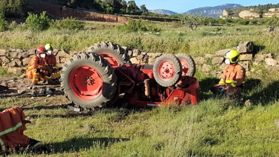 Muere un hombre tras volcar el tractor que estaba manejando y quedar atrapado debajo