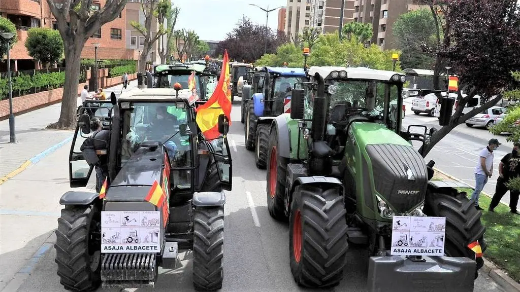 Asaja Castilla-La Mancha ha convocado, este jueves en Albacete, una tractorada para protestar por la situación que atraviesa el sector primario - EFE/ Manu, tractores, agricultores, ganaderos, campo