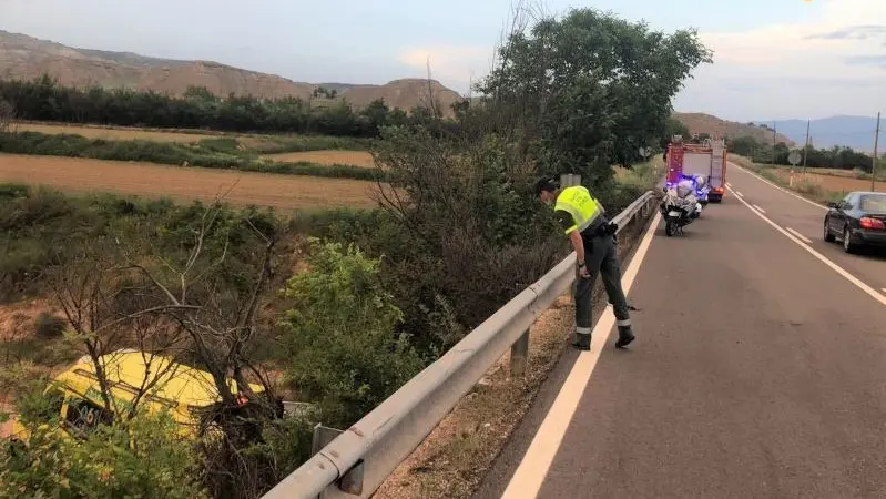 Muere un joven y una herida tras salirse su moto de la carretera y caer por un puente, accidente